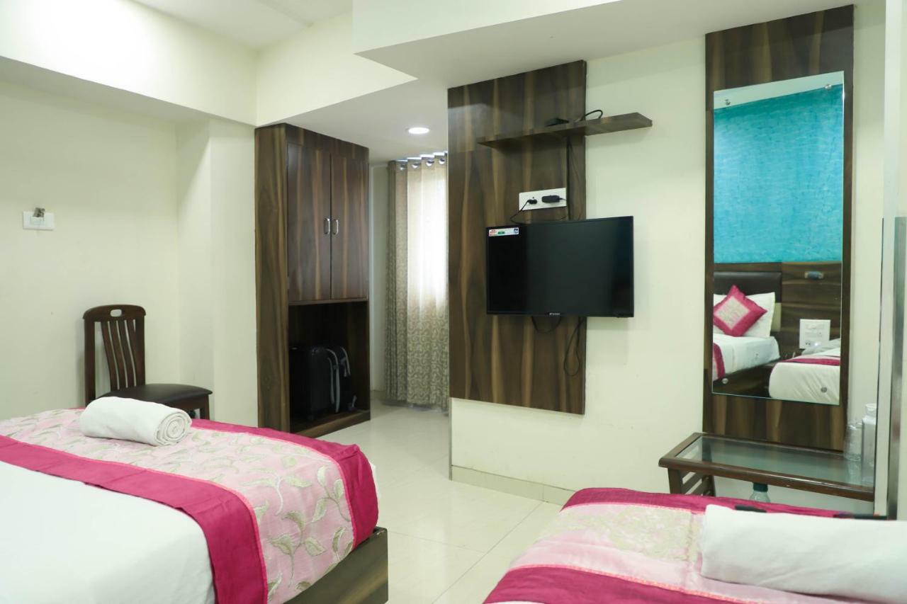 Hotel Plaza Executive - Near Bkc Мумбай Екстериор снимка